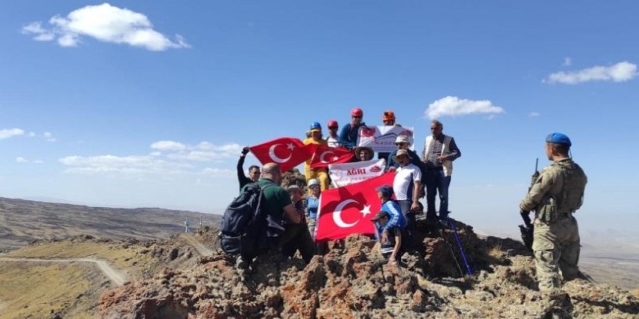 Konyalı dağcılar Tendürek'te Türk bayrağı açtı