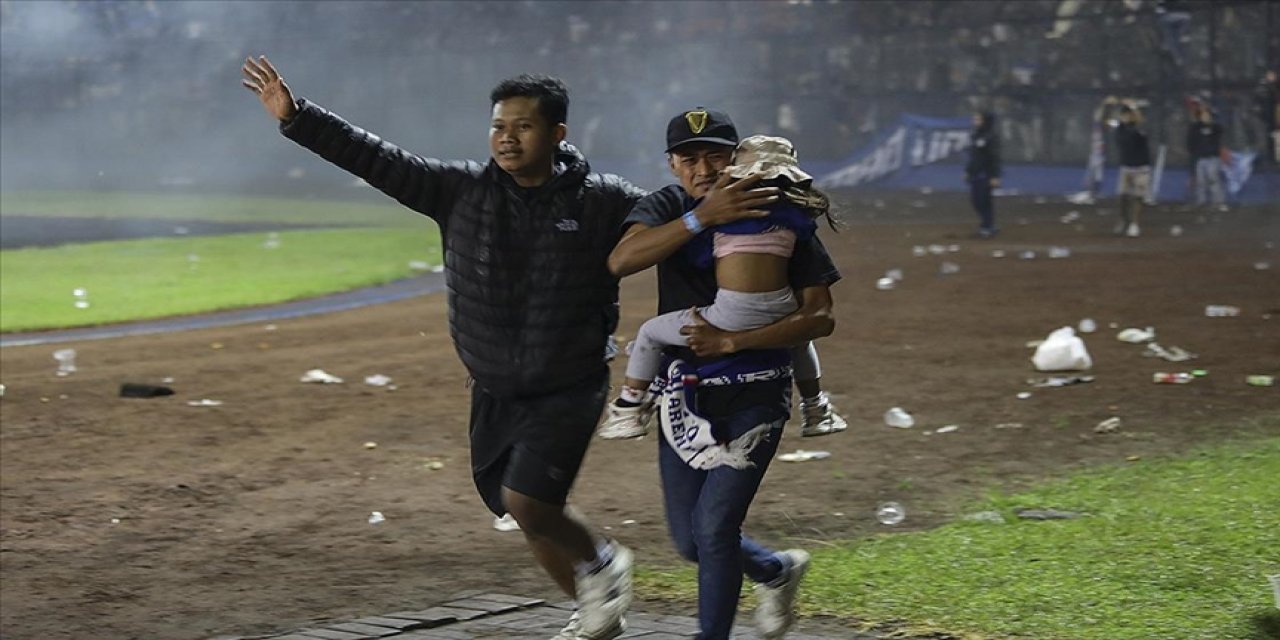 Endonezya'da futbol maçında çıkan izdihamda 174 kişi öldü
