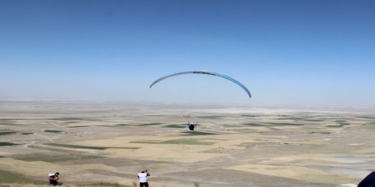 Karapınar'da yamaç paraşütü yarışması başladı