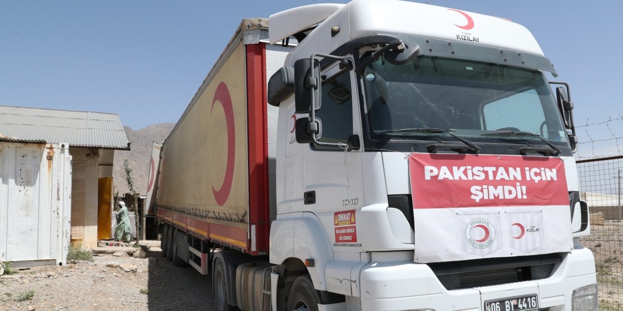 Kızılay’dan Pakistan’a  4 tır yardım