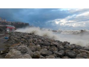 Karadeniz'de Dev Dalgalar Kafeterya Ve Çocuk Parkını Vurdu