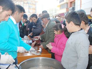 Konya Alperenlerinden vatandaşlara aşure