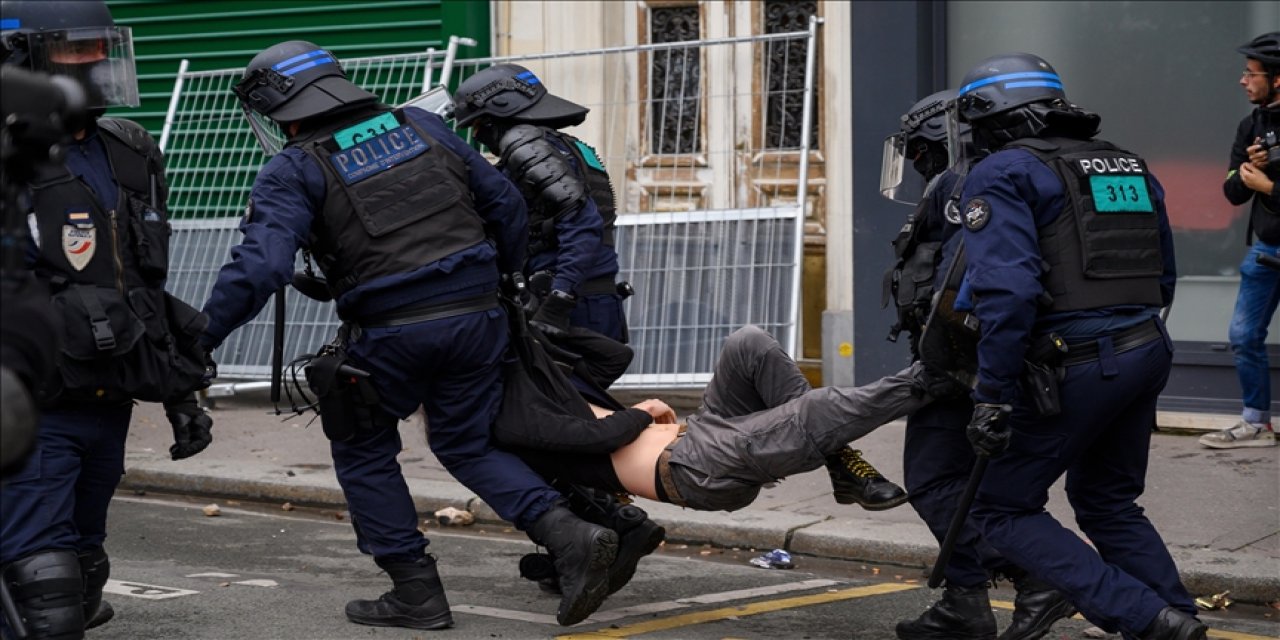Paris'te maaş zammı talebiyle düzenlenen gösterilere polis müdahale etti