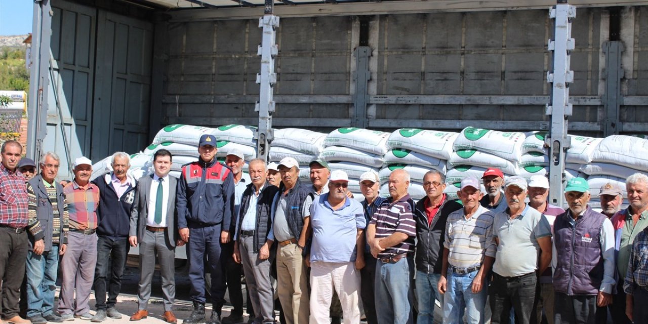 Sarıveliler Kaymakamı Mehmet Bircan çiftçilere gübre dağıttı