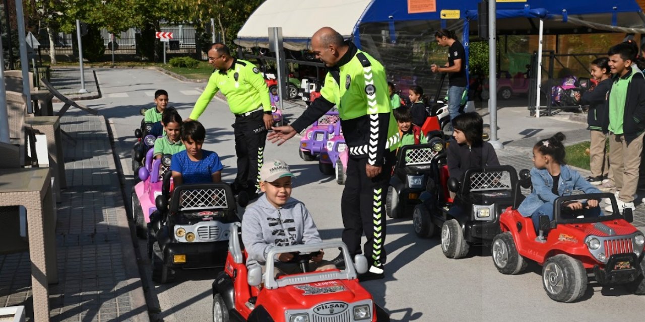 Trafik parkında teori ve pratik bir arada