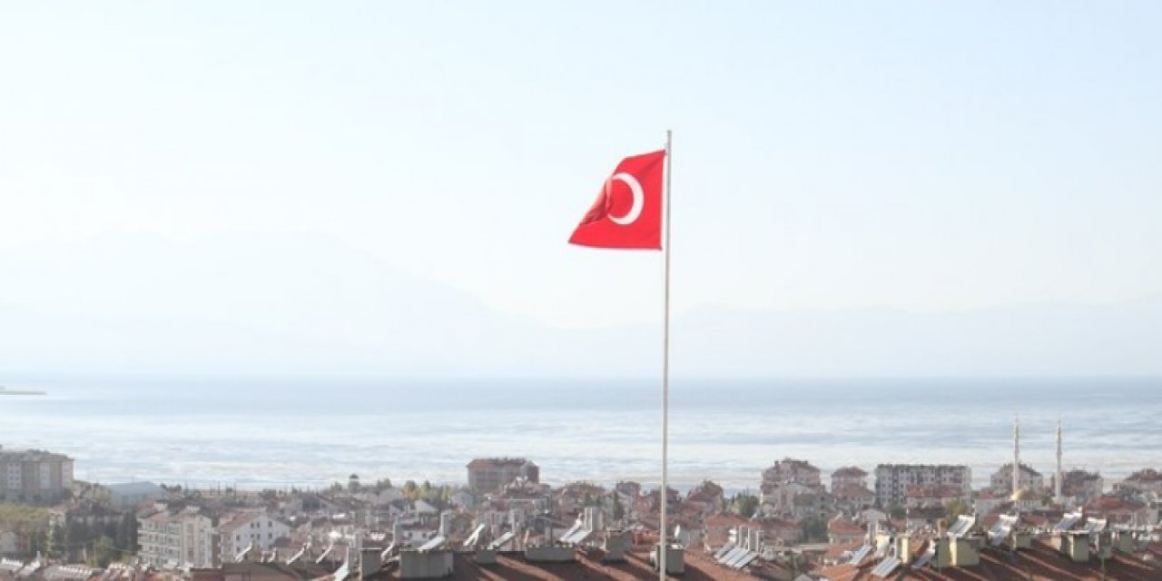Beyşehir'de Bartın'daki maden şehitlerinin anısına Türk bayrağı asıldı