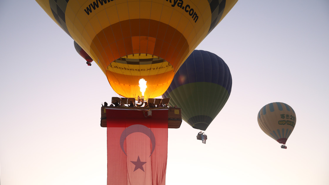 Kapadokya'da balonlar Türk bayrakları ve Atatürk posterleriyle uçtu