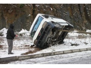 Devrilen Servis Aracının Boş Olması Faciayı Önledi