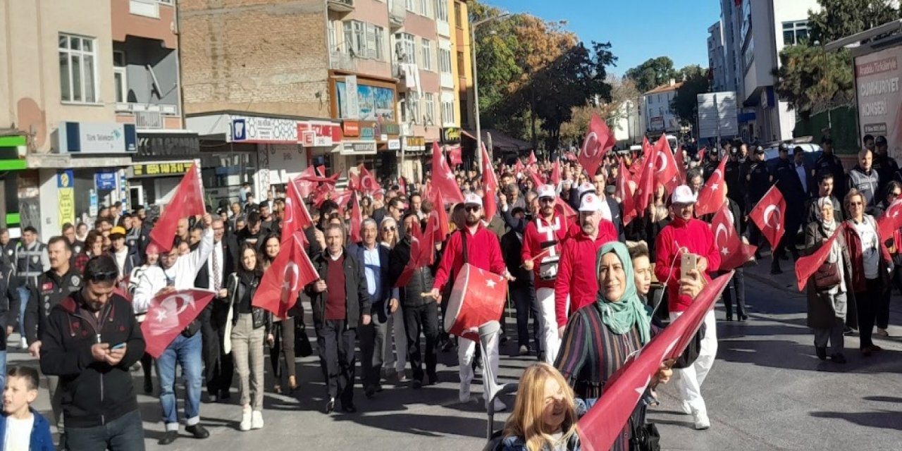 Bayraklı ve bandolu yürüyüş ilgi gördü