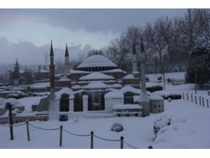 Miniatürk Beyaza Büründü