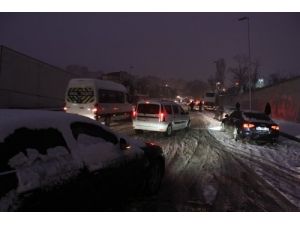 Yollar Buz Pistine Döndü, Kaza Anı Kameralara Yansıdı