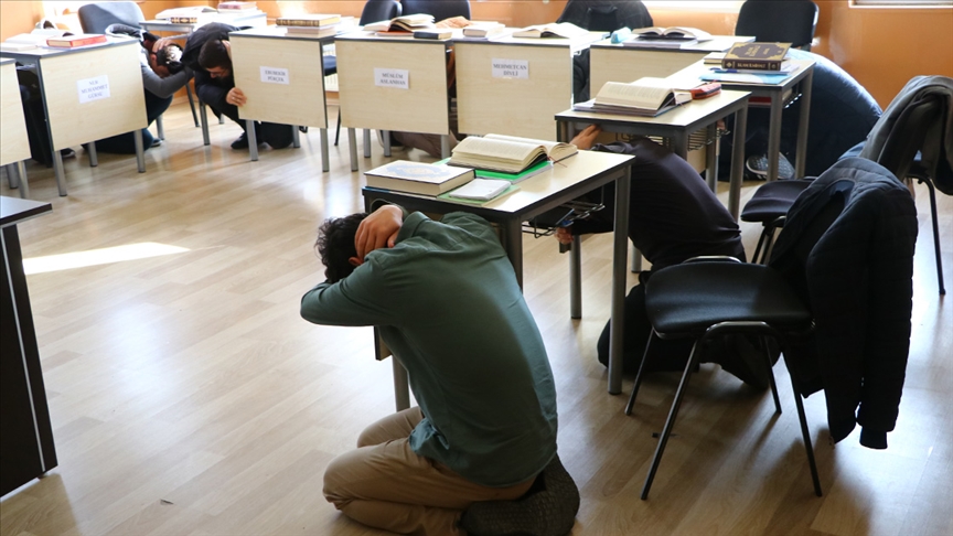 Ülke genelinde yapılacak 'Çök, kapan ve tutun' tatbikatı deprem farkındalığını artıracak