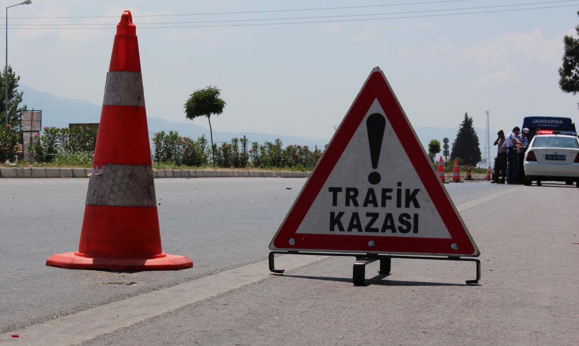 Konya'da tıra çarpan hafif ticari araçtaki 1 kişi öldü, 7 kişi yaralandı