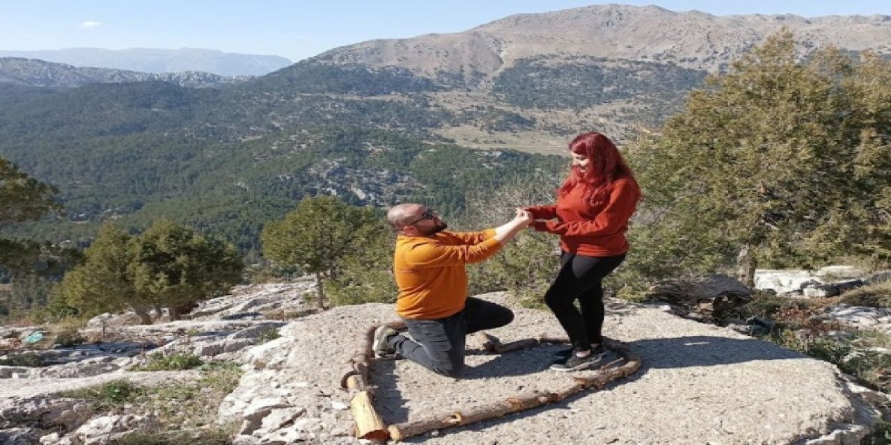 Konya'da doğasever mühendis, kız arkadaşına 1700 rakımda evlilik teklif etti
