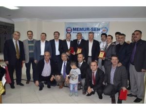 Emekli Olan Sendikacılara Teşekkür Plaketi