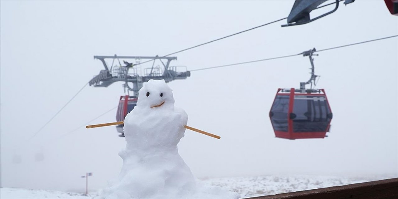 Erciyes Kayak Merkezi'ne kar yağdı