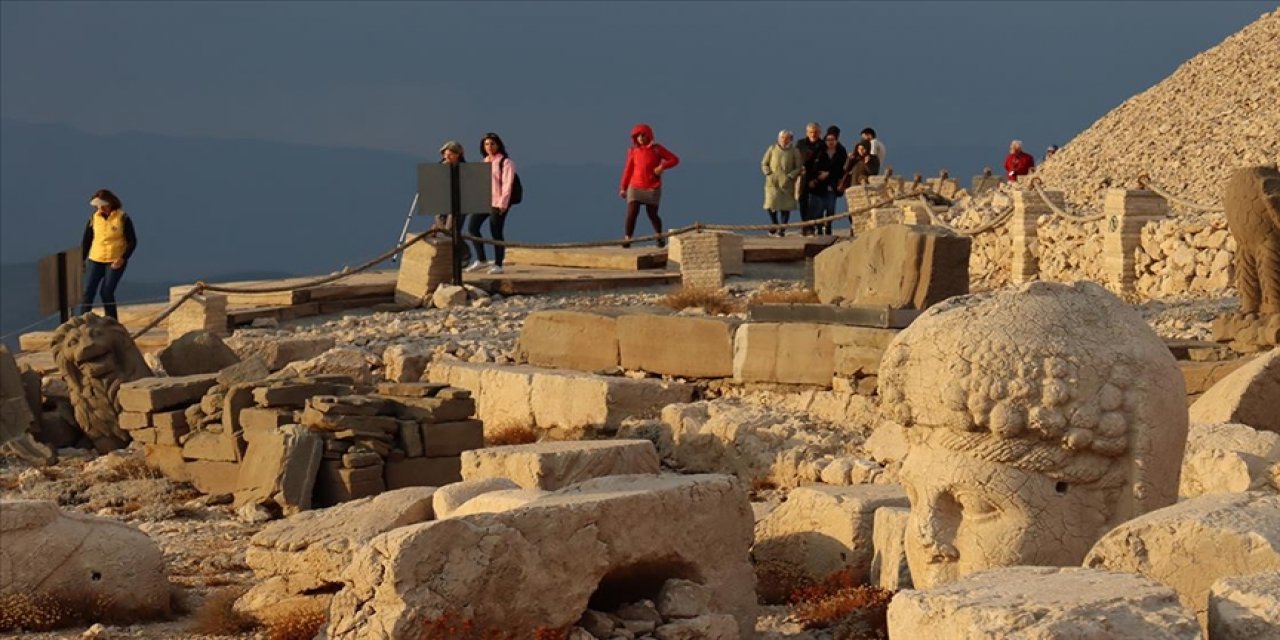 Dünya mirası Nemrut'un bu yılki ziyaretçi sayısı çeyrek milyona yaklaştı