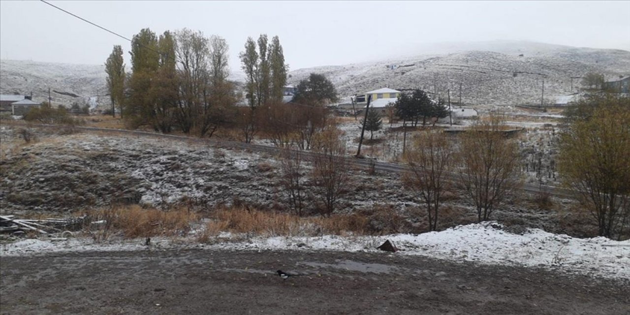 Sivas'ın yüksek kesimlerine kar yağdı