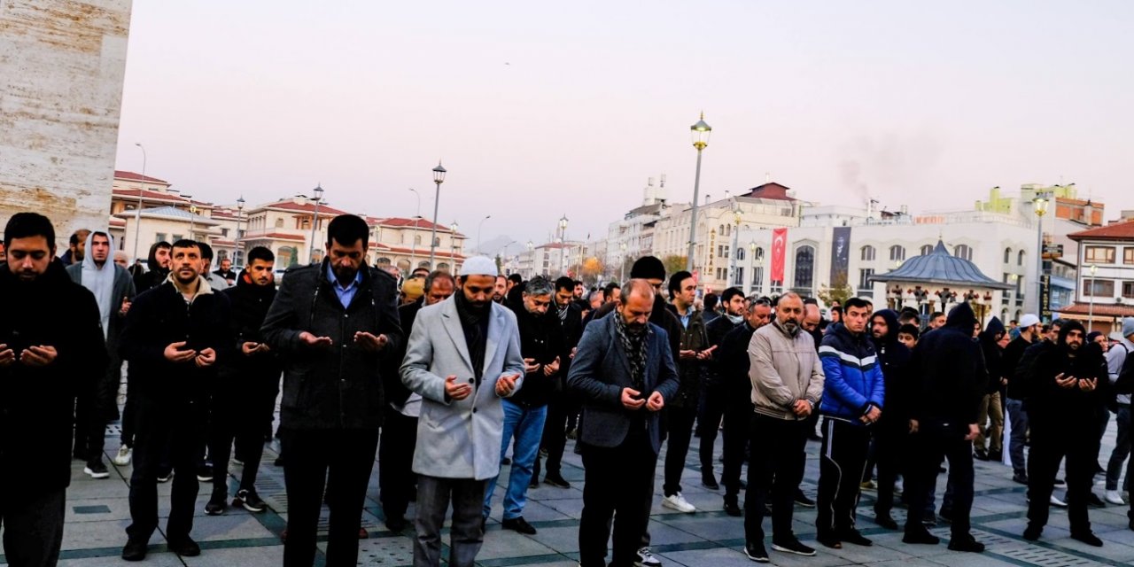 Dünya Ahlak ve Maneviyat Derneği Konya'da namazda buluştu