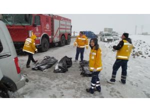 Tır İle Kamyonet Çarpıştı: 3 Ölü