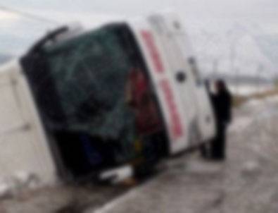 Aksaray'da yolcu otobüsü şarampole devrildi