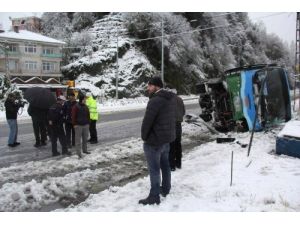 Rize’de Karda Kayan Belediye Otobüsü Takla Attı: 4 Yaralı