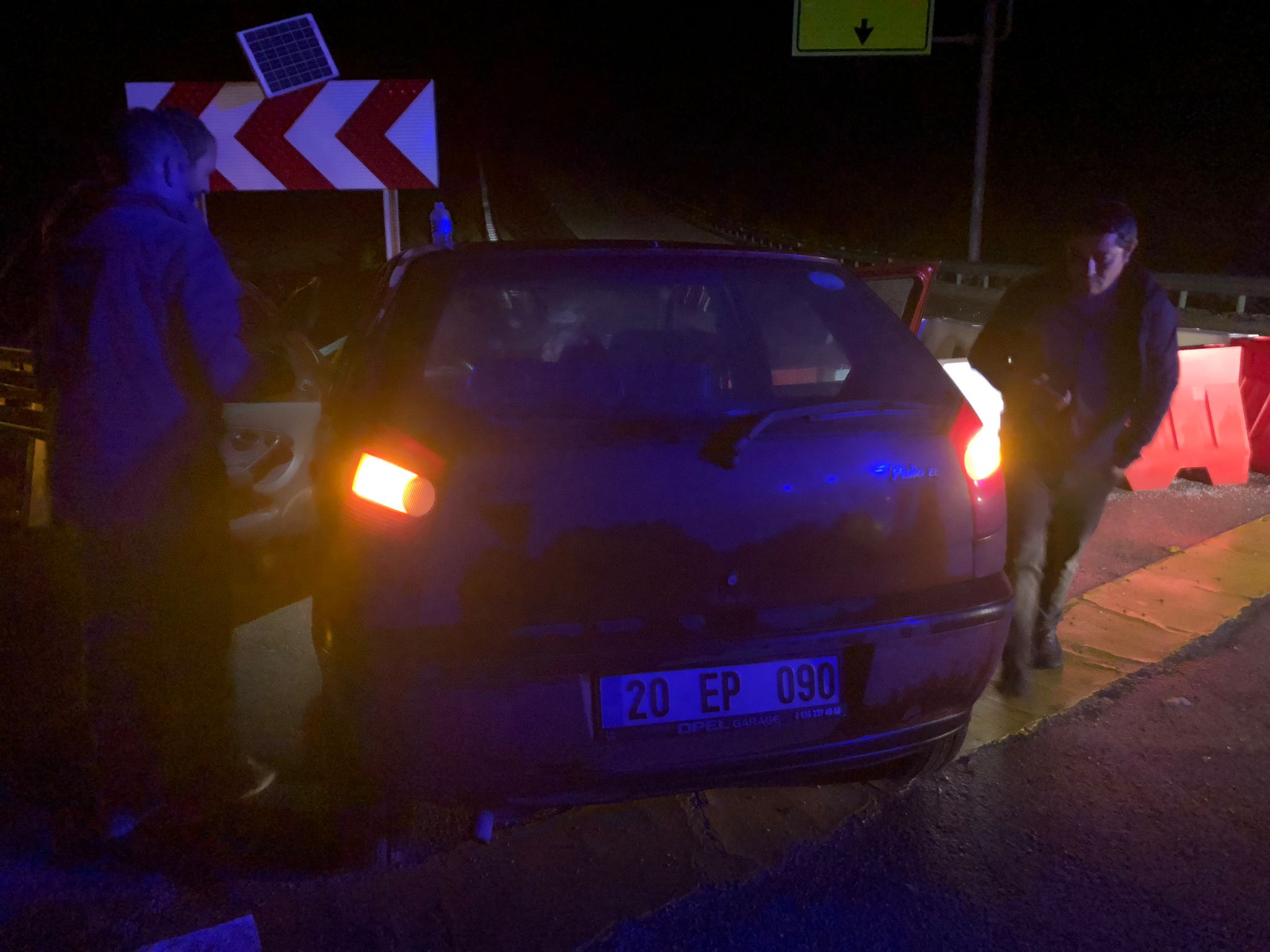 Konya'da bariyerlere çarpan otomobildeki 3 kişi yaralandı