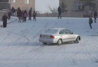Araçlar buz pistine dönen yolda kaydı