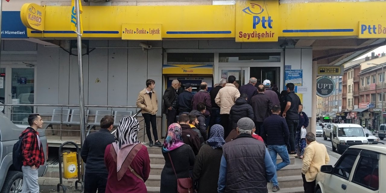 Seydişehir PTT’de uzun kuyruklar dikkat çekiyor