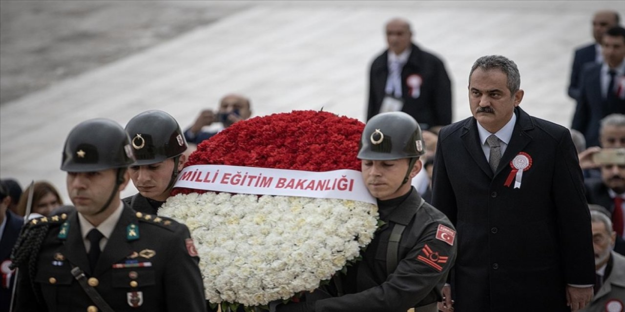 Milli Eğitim Bakanı Özer ve 81 ilden gelen öğretmenler Anıtkabir'i ziyaret etti