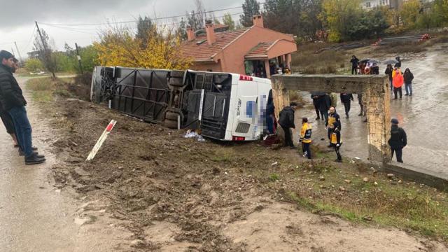 Diyarbakır'da yolcu otobüsü şarampole devrildi: 33 yaralı