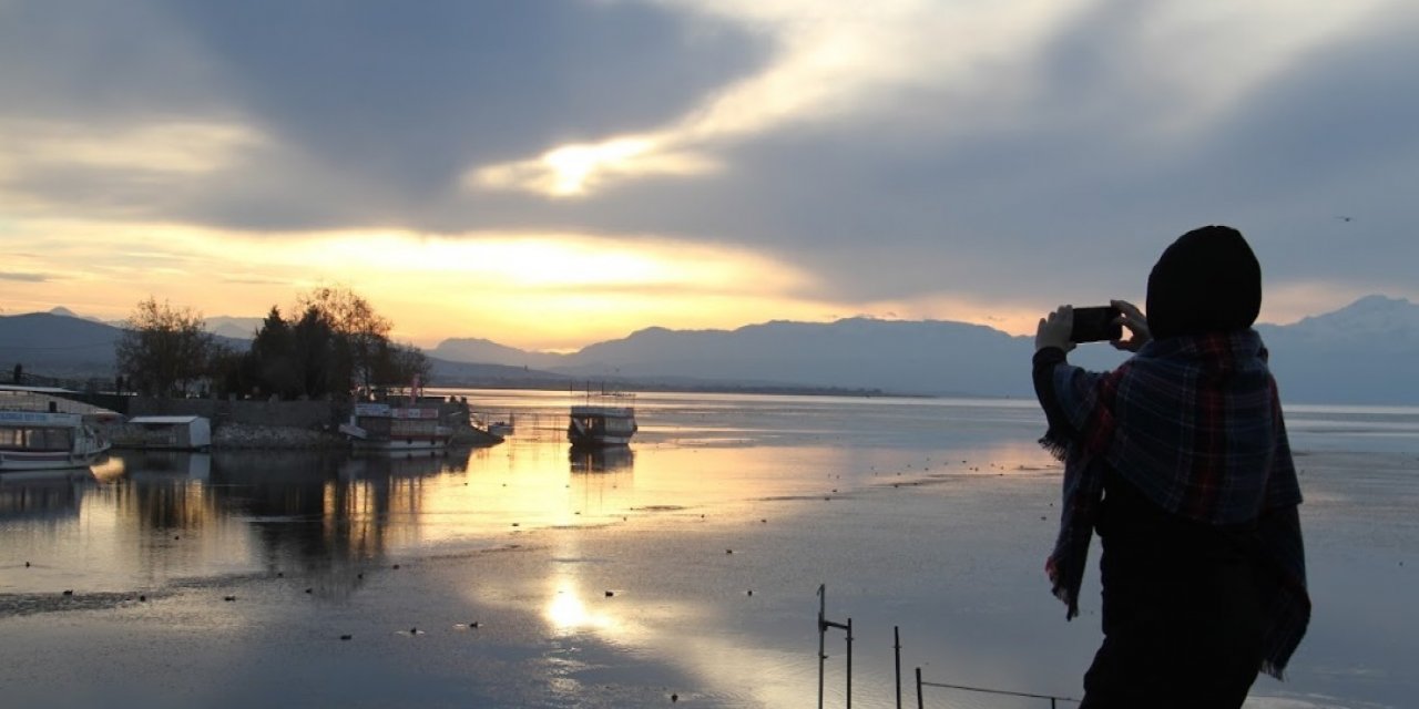 Beyşehir’de gün batımı fotoğrafçıların ilgi odağı