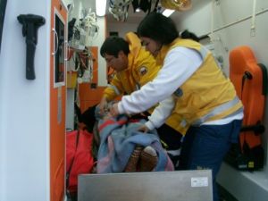 Yaşlı Kadın Traktörle Ambulansa Ulaştırıldı