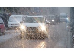 Cizre’de Kar Yağışı Akşama Kadar Sürdü