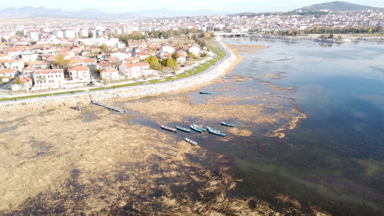 Su seviyesi düşen Beyşehir Gölü kıyıları çekiliyor