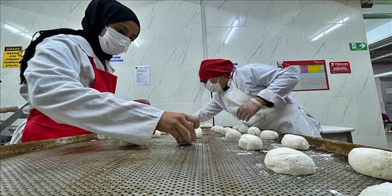 Osmaniye'de pansiyonlu okulların ekmeği meslek lisesinin fırınında pişiyor