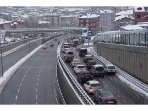 Buzlu Yollar Kazalara Neden Oldu