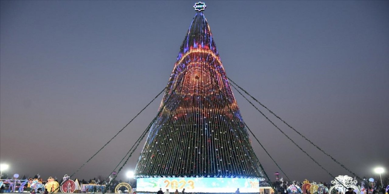 Türkmenistan’daki 43 metrelik yeni yıl ağacının ışıkları yakıldı