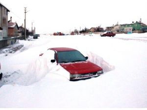 Tipide Kar Altında Kalan Araçlar Kepçeyle Kurtarıldı