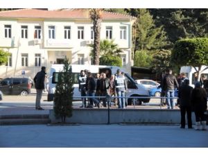 Silah Satımından Gözaltına Alınan 14 Kişi Manavgat Adliyesi'ne Getirildi