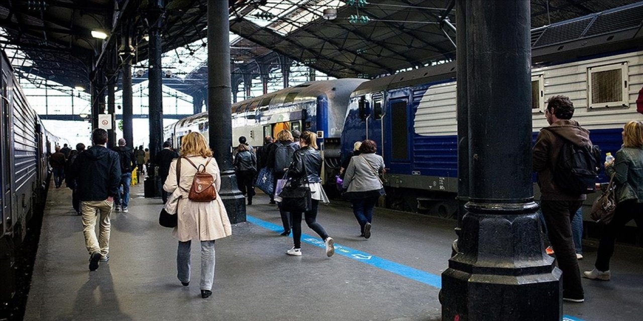 Fransa'da grev nedeniyle 23 Aralık'taki tren seferlerinin 3'te 1'i iptal edildi