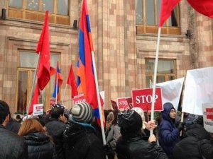 Davutoğlu'na Erivan'da çirkin protesto