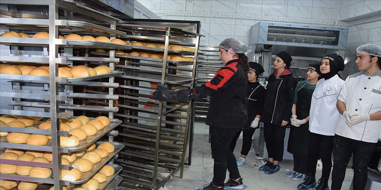 Meslek lisesi öğrencileri günde 10 bin ekmek üretiyor