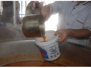 Aşevine Gelemeyen Yaşlıların Yemeği Evine Götürülüyor