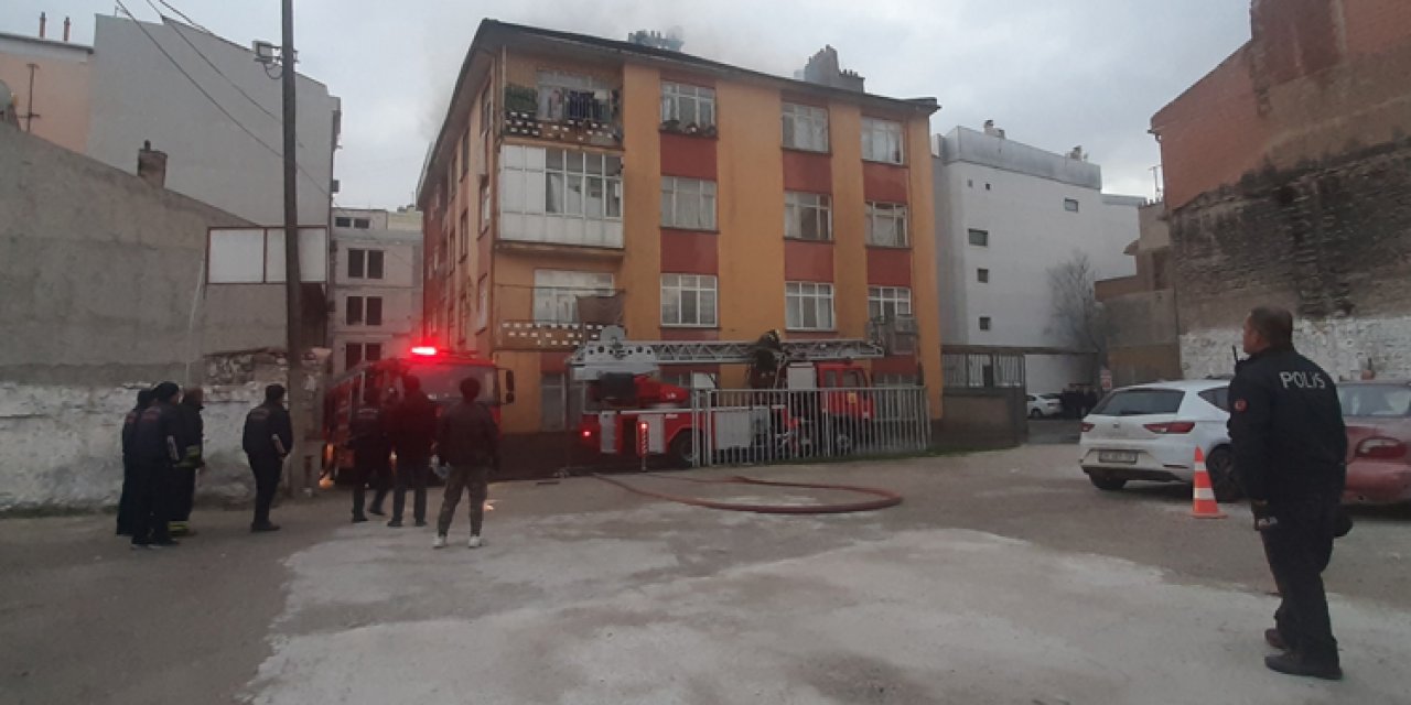 Konya'da bir apartman ile bitişiğindeki otelin çatısında çıkan yangın söndürüldü