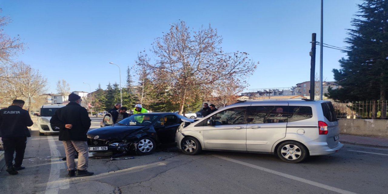 Otomobil ile minibüs çarpıştı: 4 yaralı