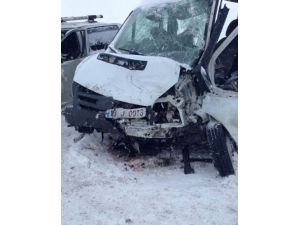 Tatvan’da Trafik Kazası: 22 Yaralı