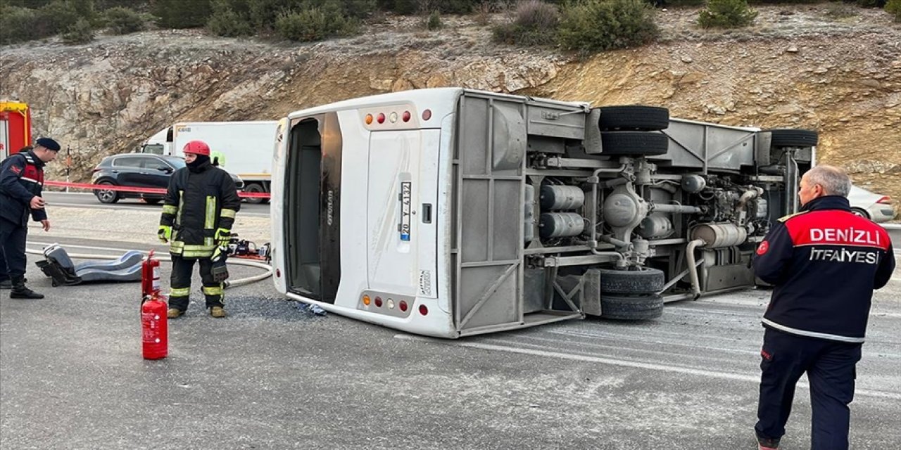 Denizli'de servis midibüsünün devrilmesi sonucu 2 kişi öldü, 15 kişi yaralandı