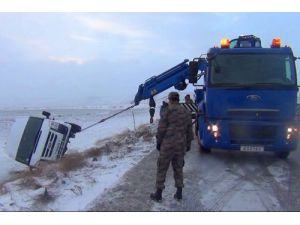 Askeri Araç Buzlanan Yoldan Çıkarak Şarampole Devrildi: 14 Asker Yaralı