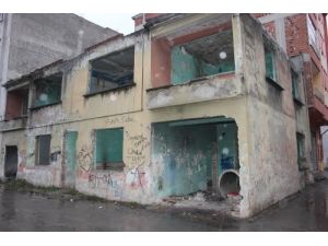 Okulun Yanındaku Metruk Binayı Uyuşturucu Ve Alkol Bağımlıları Mesken Tuttu